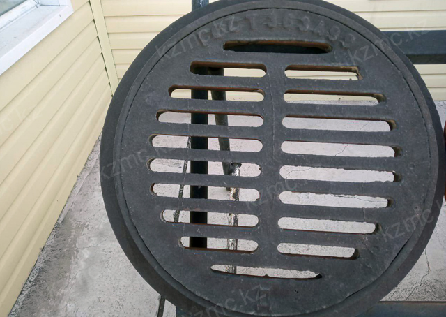 Production of cast iron manholes